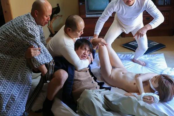 sex bách hợp nhật Chồng nhìn vợ bị những tên tù vượt ngục cưỡng hiếp